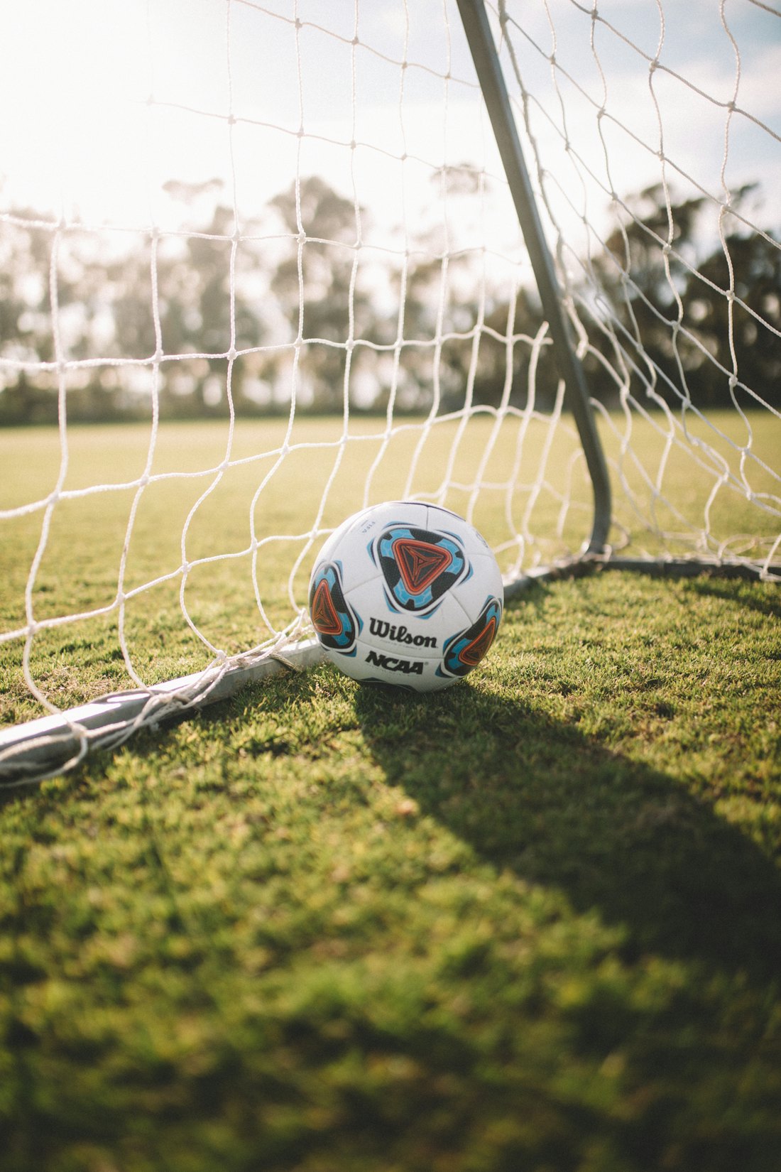 Bola no gol ao pôr do sol
