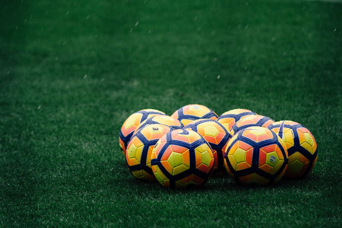 Bolas de futebol no gramado